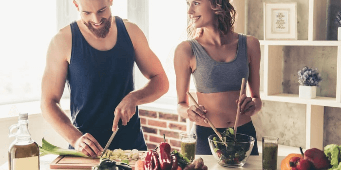 Ein Paar kocht zusammen in der Küche Gesund abnehmen