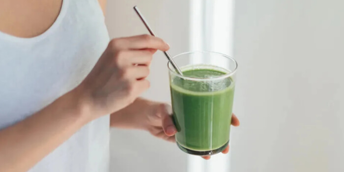 Ein grünes Pulver Getränk Grünes Pulver Vitalpulver