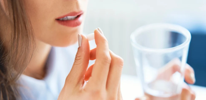Frau nimmt eine Eisen Kapseln ein Eisen Kapseln Eisen Tabletten